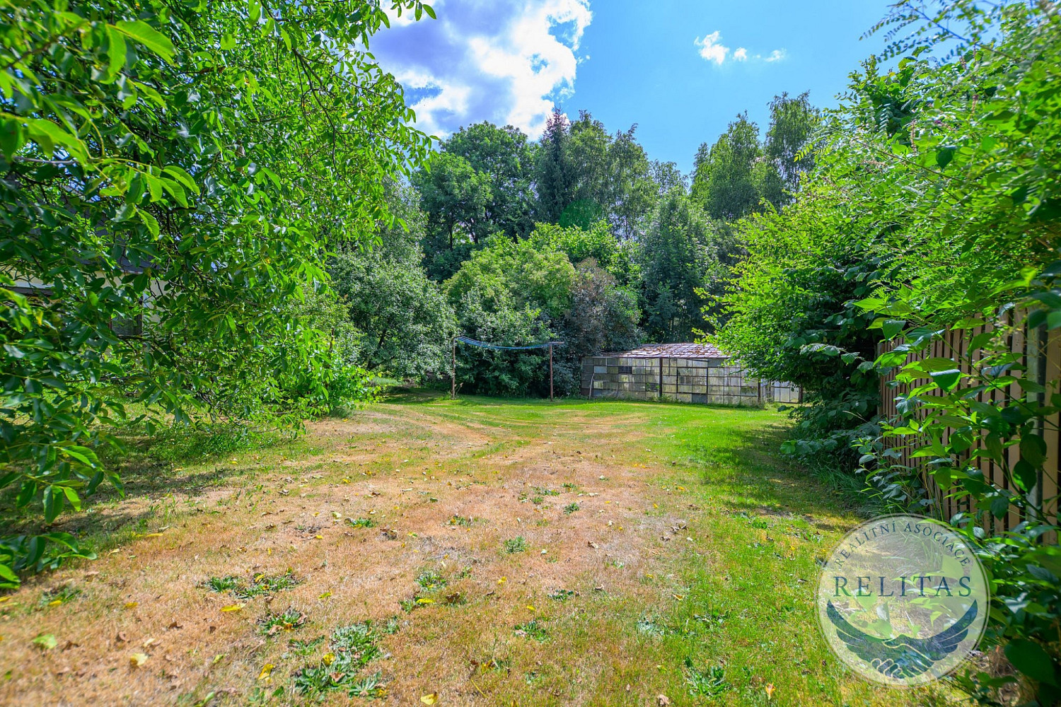 Prodej stavebního pozemku 966 m² – fotografie 2