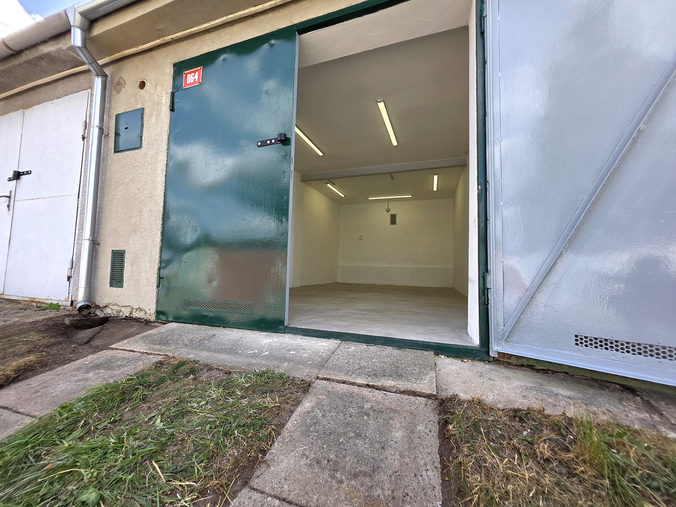 Prodej- nadstandardní zděná garáž 20m2 Velké Meziříčí – fotografie 2