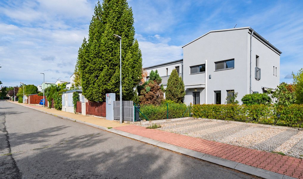 Prodej bytu 4+kk 93 m², Jinočany – náhled fotky 33