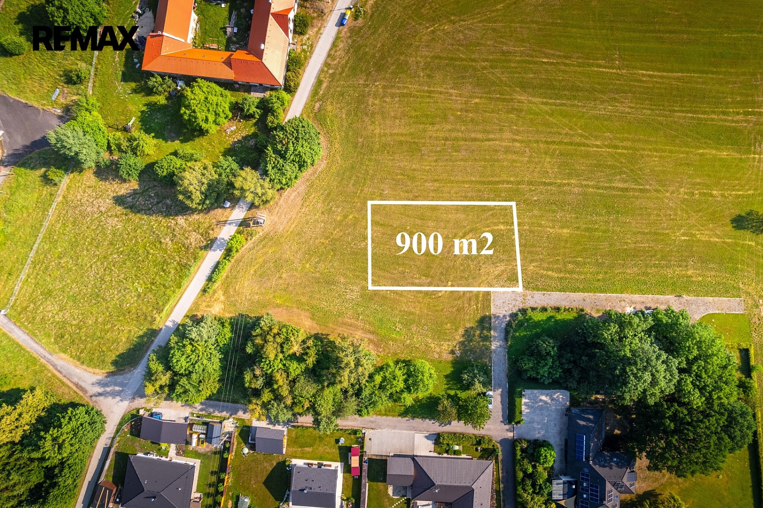 Prodej stavebního pozemku 900 m² – fotografie 2