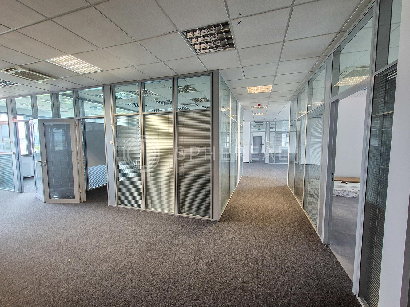 Pronájem kanceláře 1 300 m² – fotografie 2