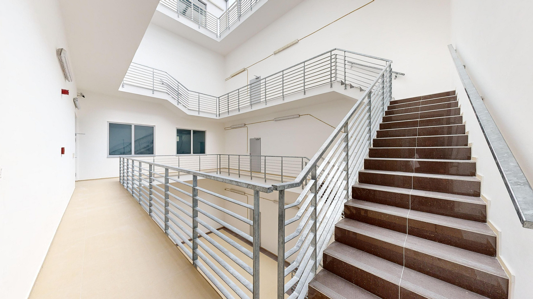 Pronájem kanceláře 338 m² – fotografie 5