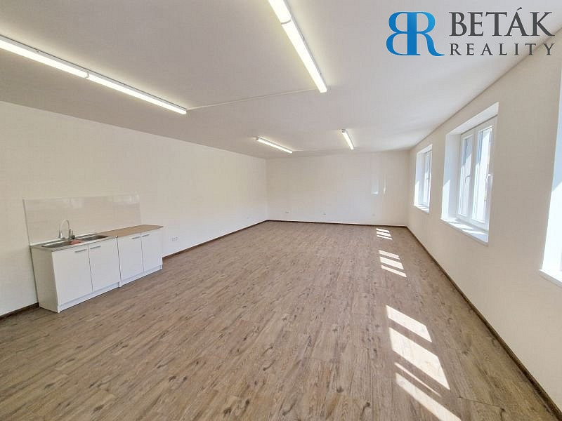 Pronájem obchodních prostor 142 m² – fotografie 2