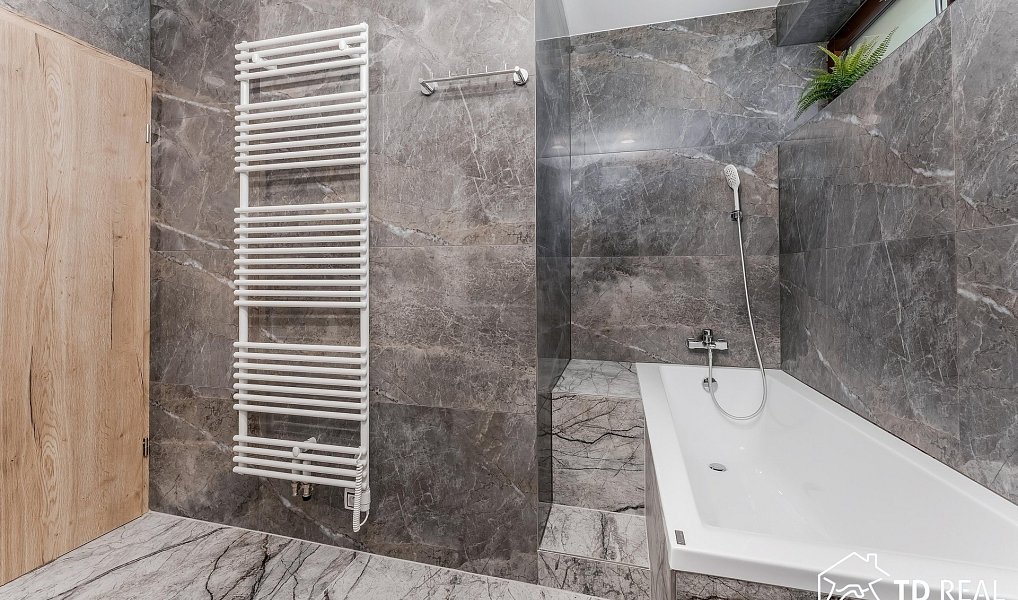 Prodej domu 207 m² s pozemkem 1 077 m², Syrovice – náhled fotky 33
