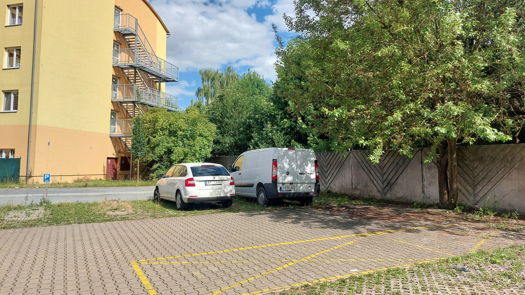 Prodej dvou parkovacích stání klecany ul. v honech