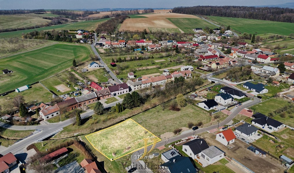 Prodej stavebního pozemku 1 376 m², Hradčany – náhled fotky 6