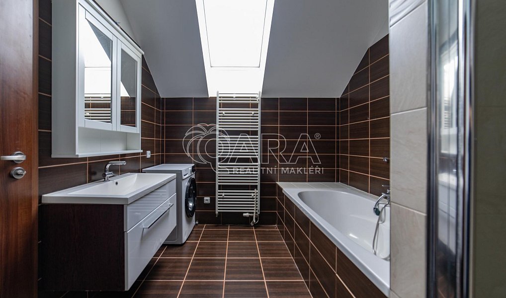 Prodej bytu 5+kk 117 m², Holubice – náhled fotky 9