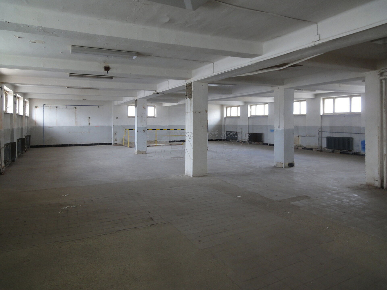 Pronájem skladovacích prostor 2 200 m² – fotografie 2