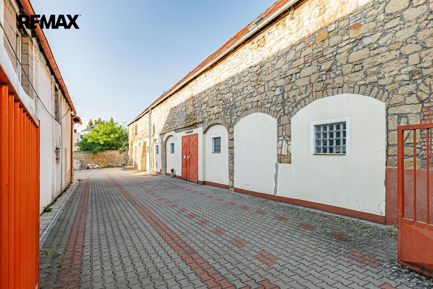 Pronájem komerčního objektu (jiného typu) 1 500 m²
