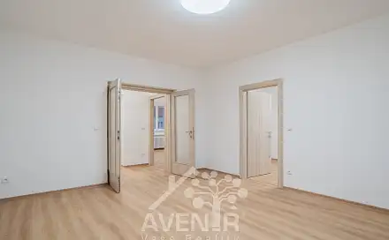 Pronájem bytu 3+1 72 m², Benešovo nábřeží, Zlín