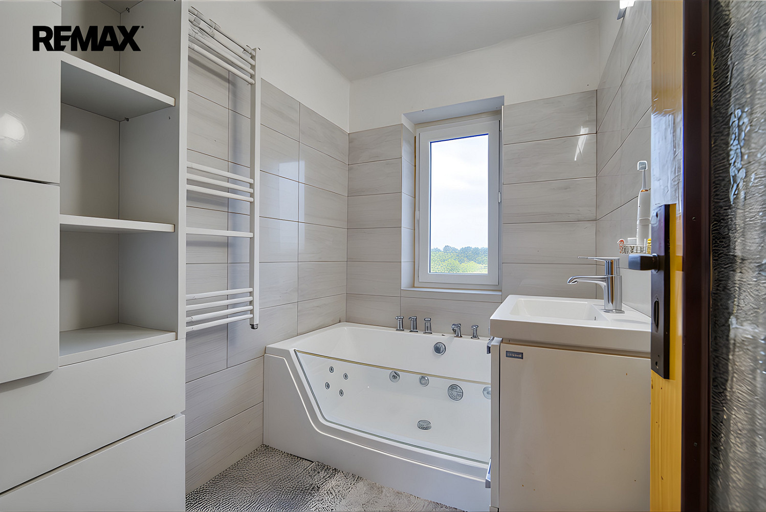 Prodej domu 250 m² s pozemkem 800 m² – fotografie 2