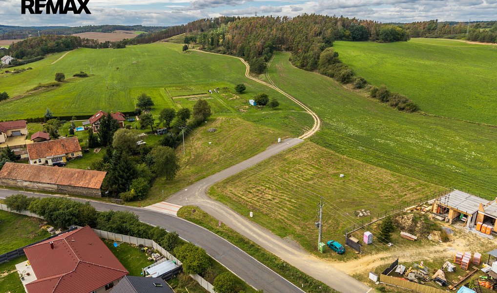 Prodej stavebního pozemku 1 183 m², Obory – náhled fotky 12