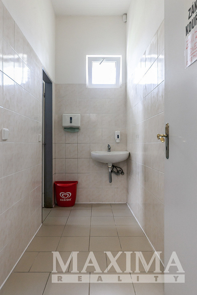 Prodej obchodních prostor 148 m² — photo 2