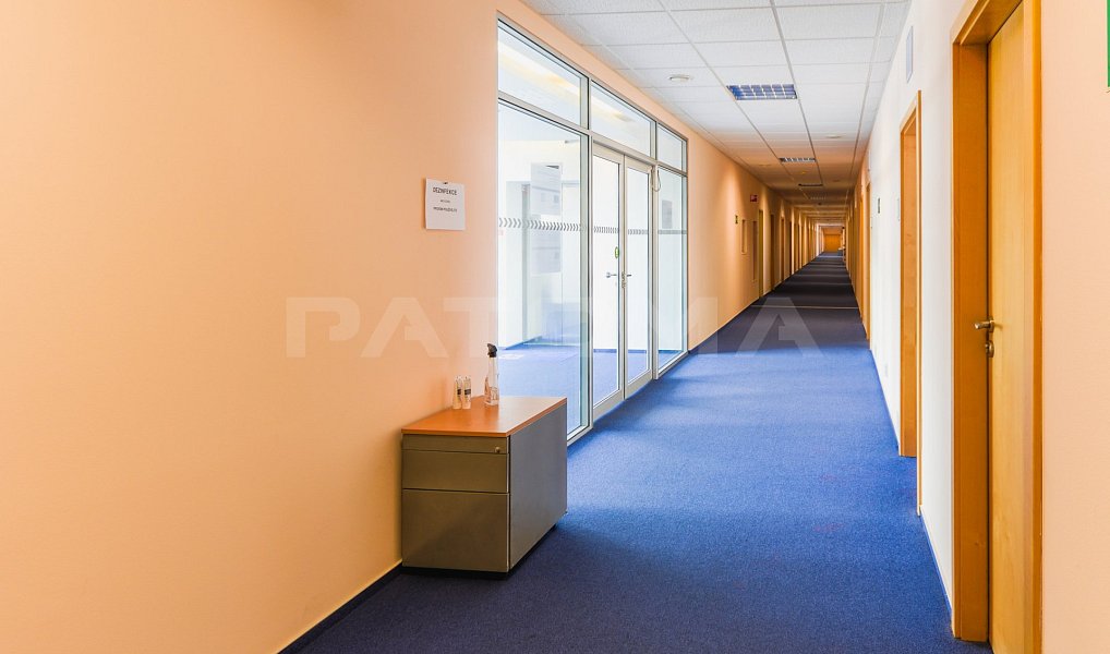 Pronájem kanceláře 570 m², Praha – náhled fotky 13