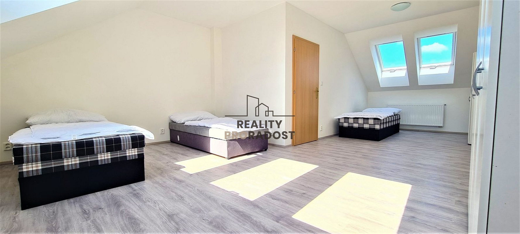 Pronájem pokoje 148 m² — photo 2