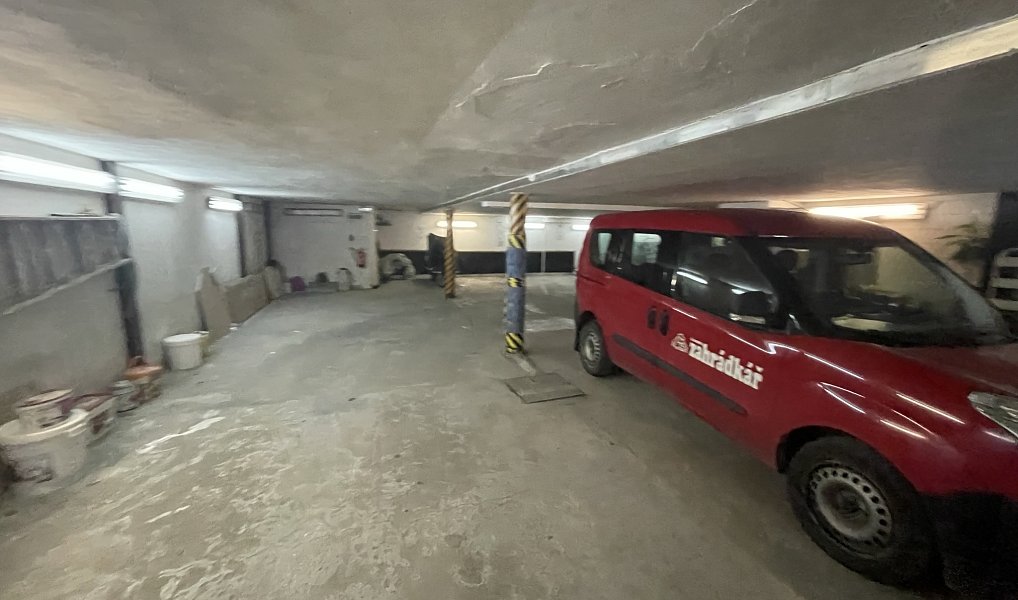 Pronájem garážového stání – Praha 3, Lupáčova | 2,5 × 5,1 m | volné ihned, Praha – náhled fotky 2