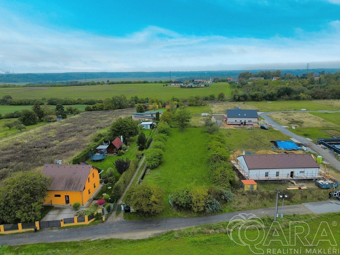 Prodej stavebního pozemku 2 050 m² – fotografie 2