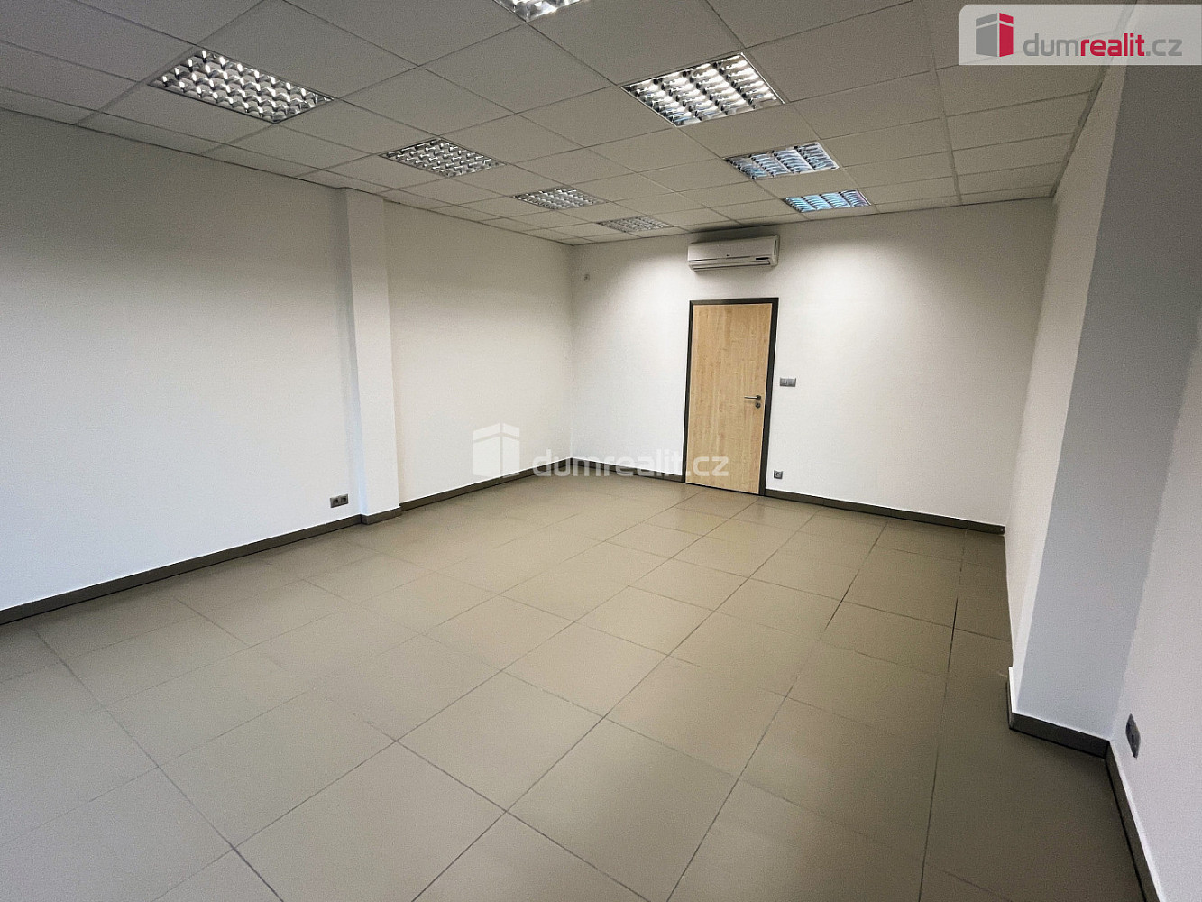 Pronájem kanceláře 32 m² — photo 2