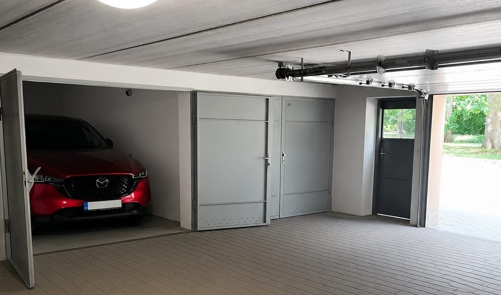 Prodej garáže, kam se vejde i menší SUV, Znojmo – náhled fotky 2