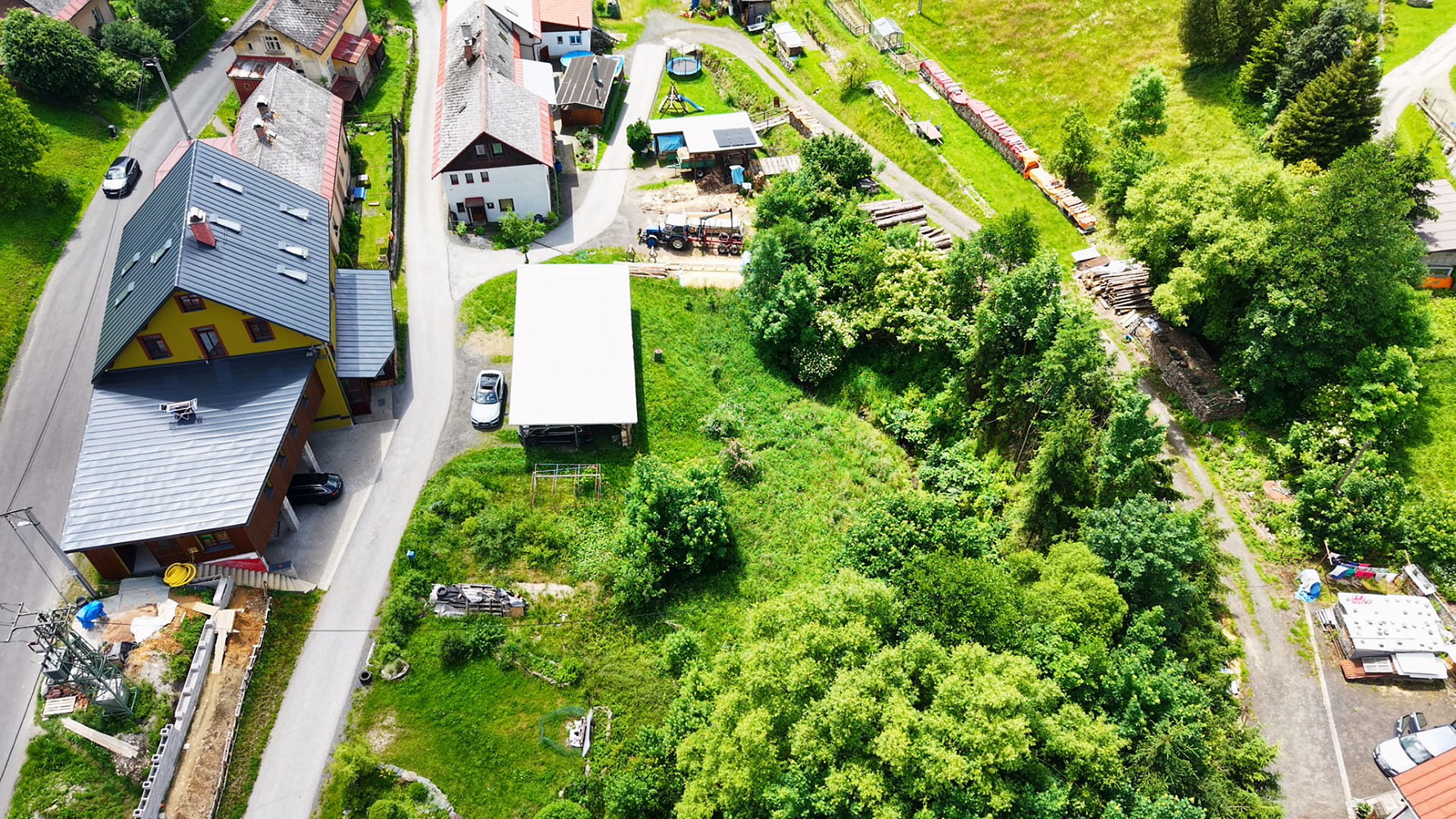 Stavební pozemek 1 280 m² v Poniklé – pohled 2