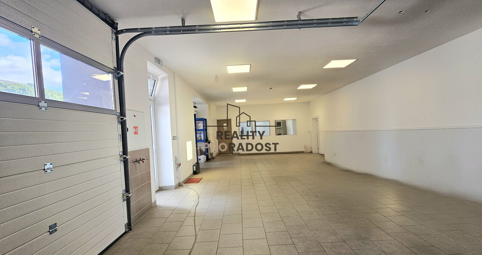 Pronájem obchodních prostor 130 m² – fotografie 2