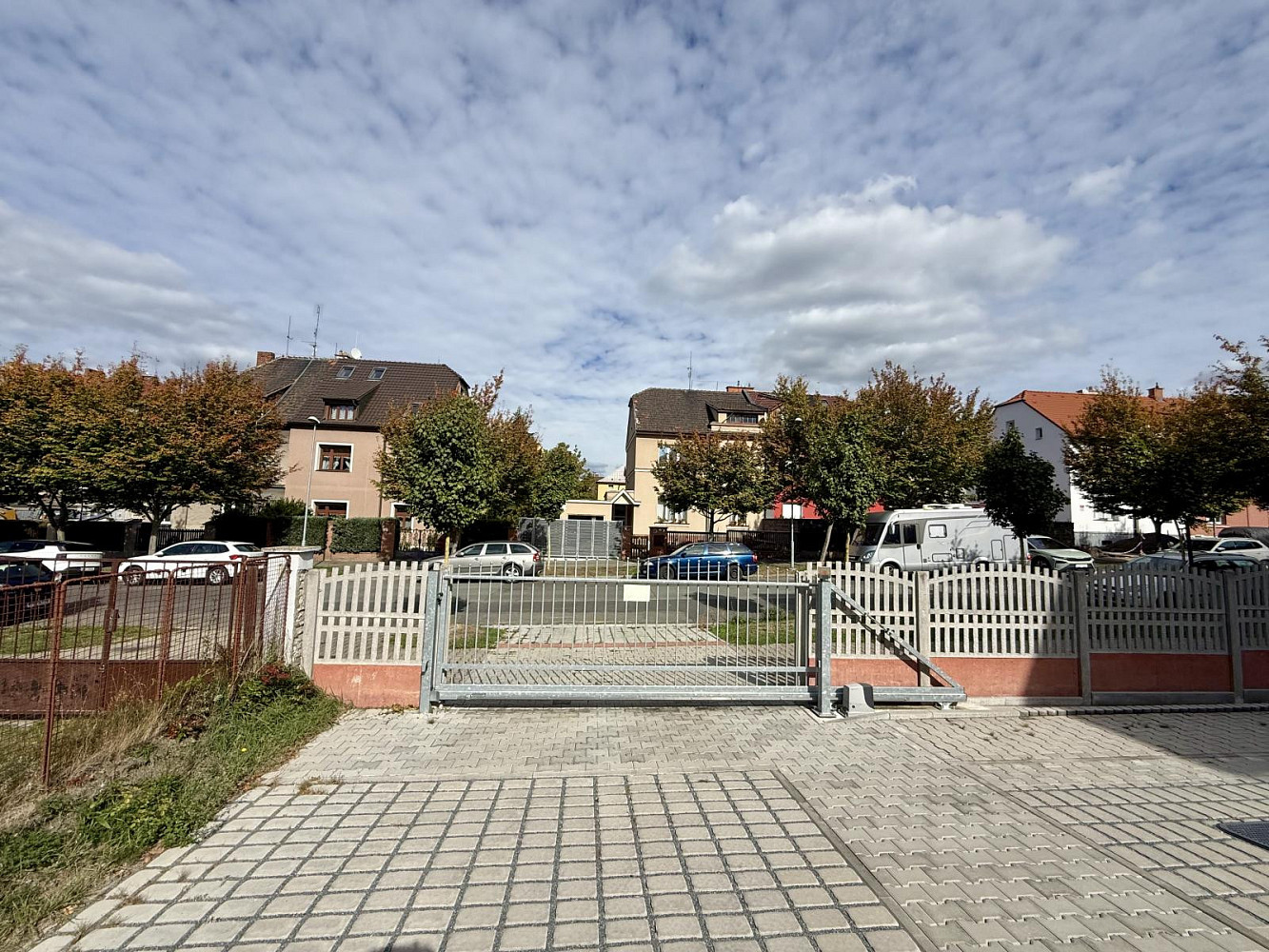 Pronájem parkovacího stání - Božkovská ulice – fotografie 3
