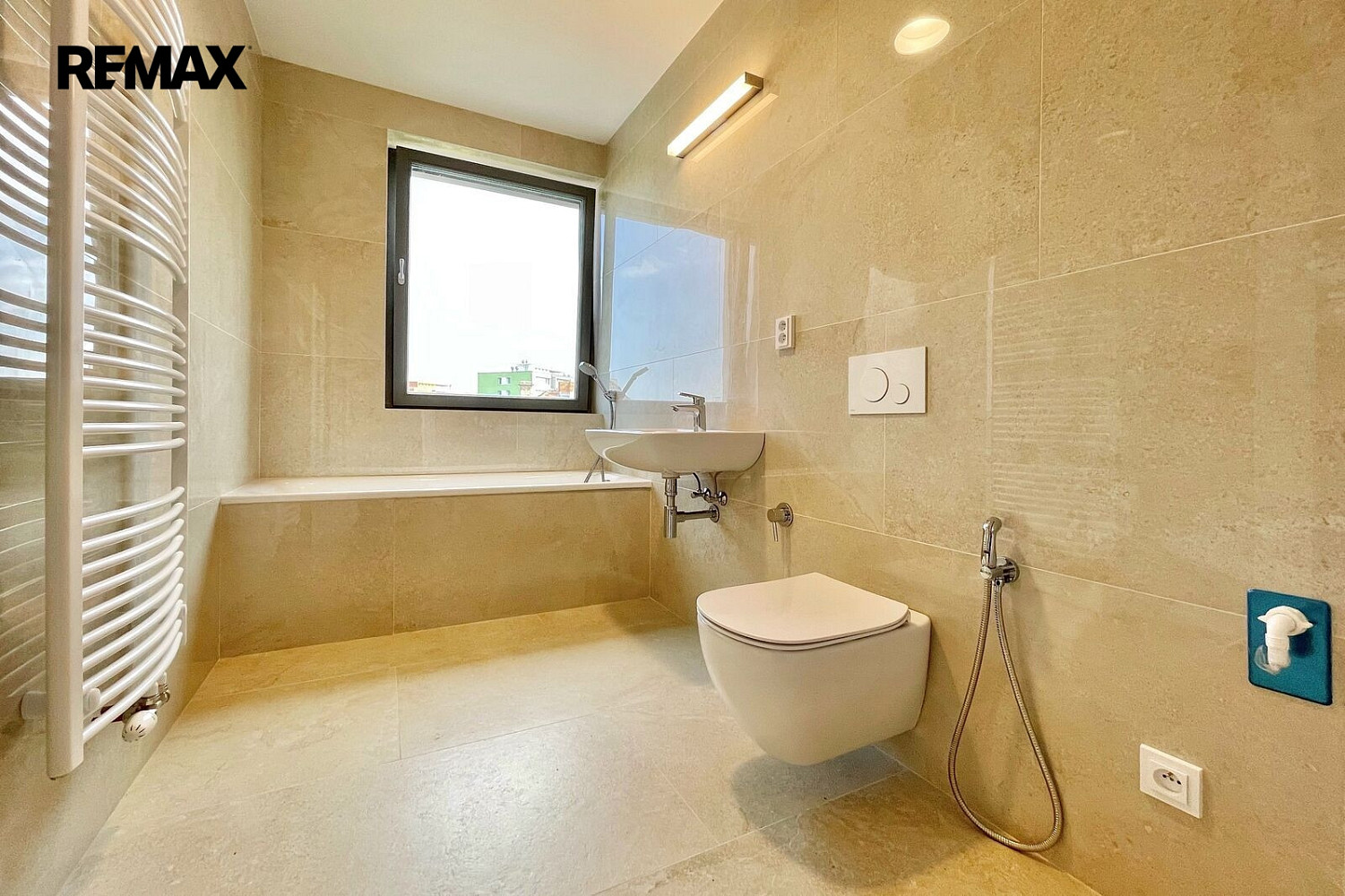 Pronájem bytu 4+kk 77 m² – fotografie 3