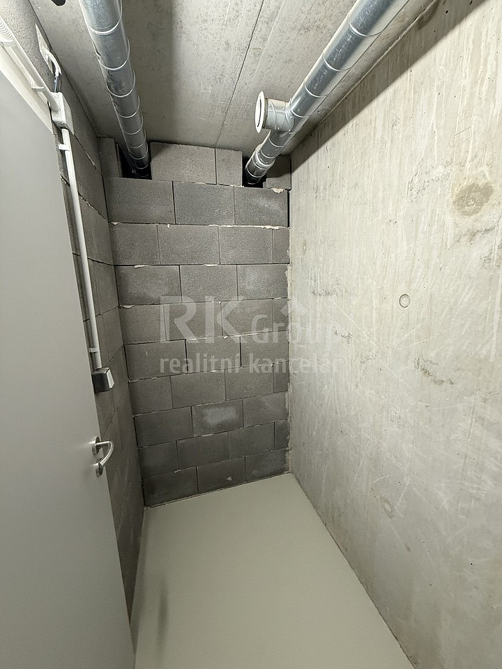Pronájem garážového stání včetně úložného prostoru — photo 5
