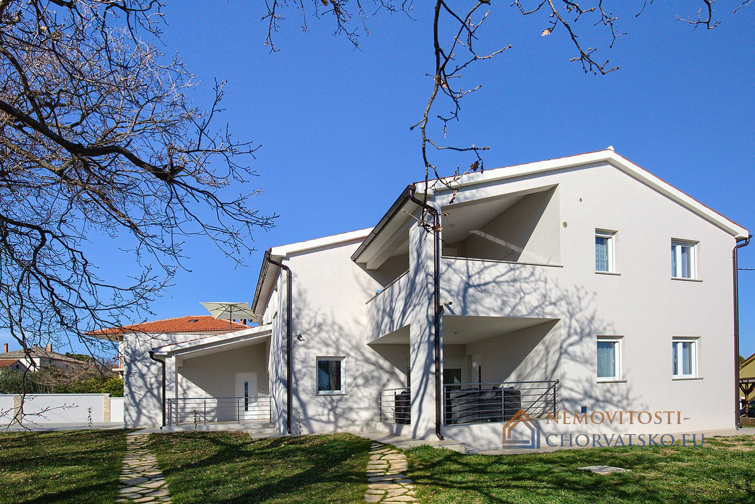 Prodej domu 390 m² s pozemkem 932 m² - Widok 2