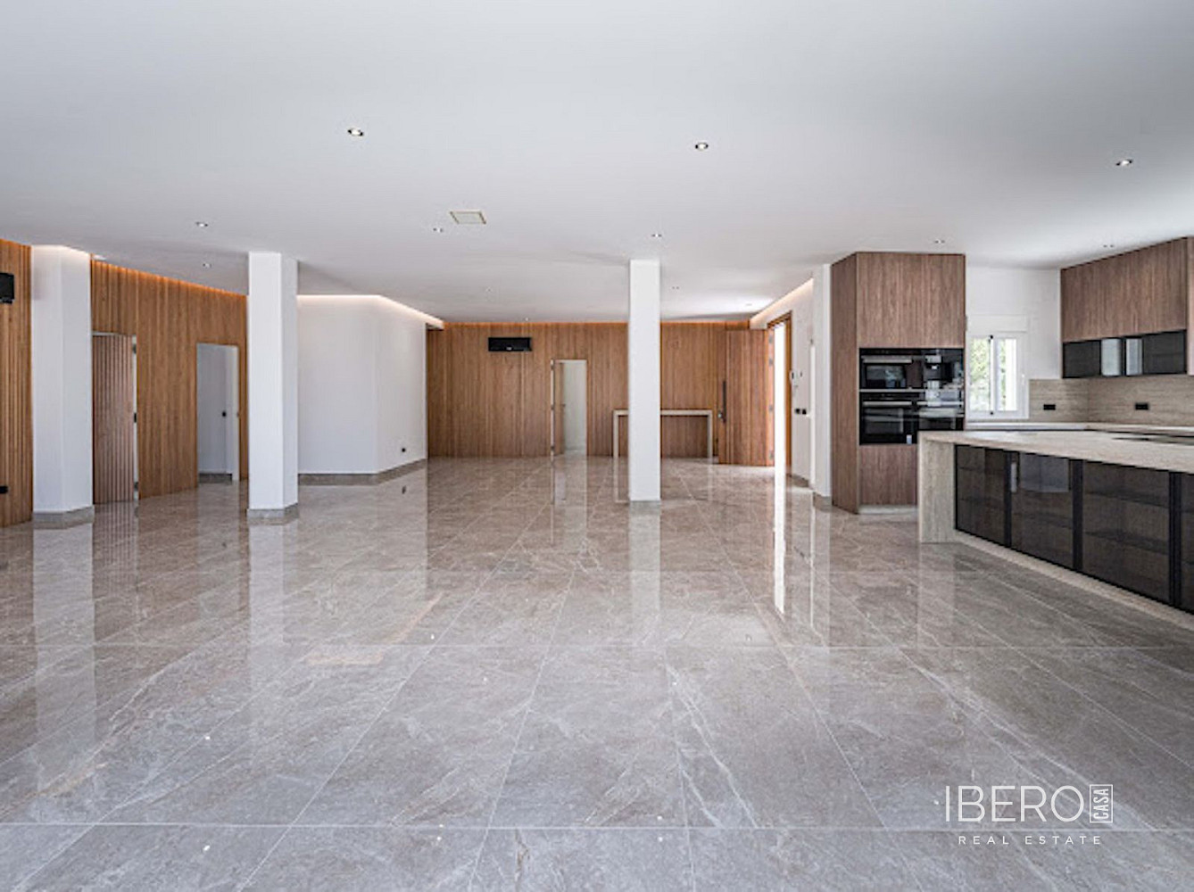 Prodej domu 326 m² s pozemkem 2 057 m² - Més