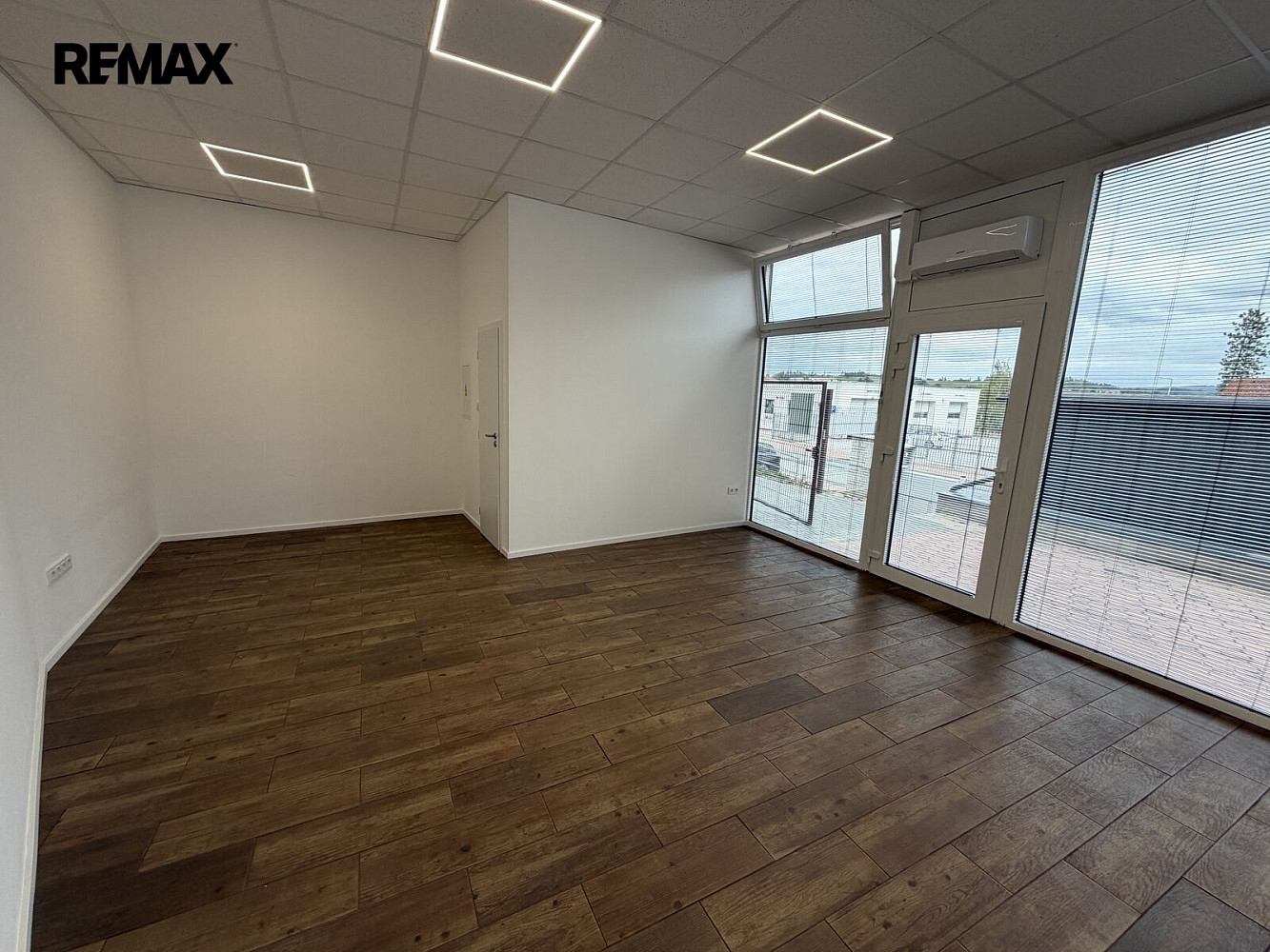Pronájem obchodních prostor 52 m² – fotografie 4