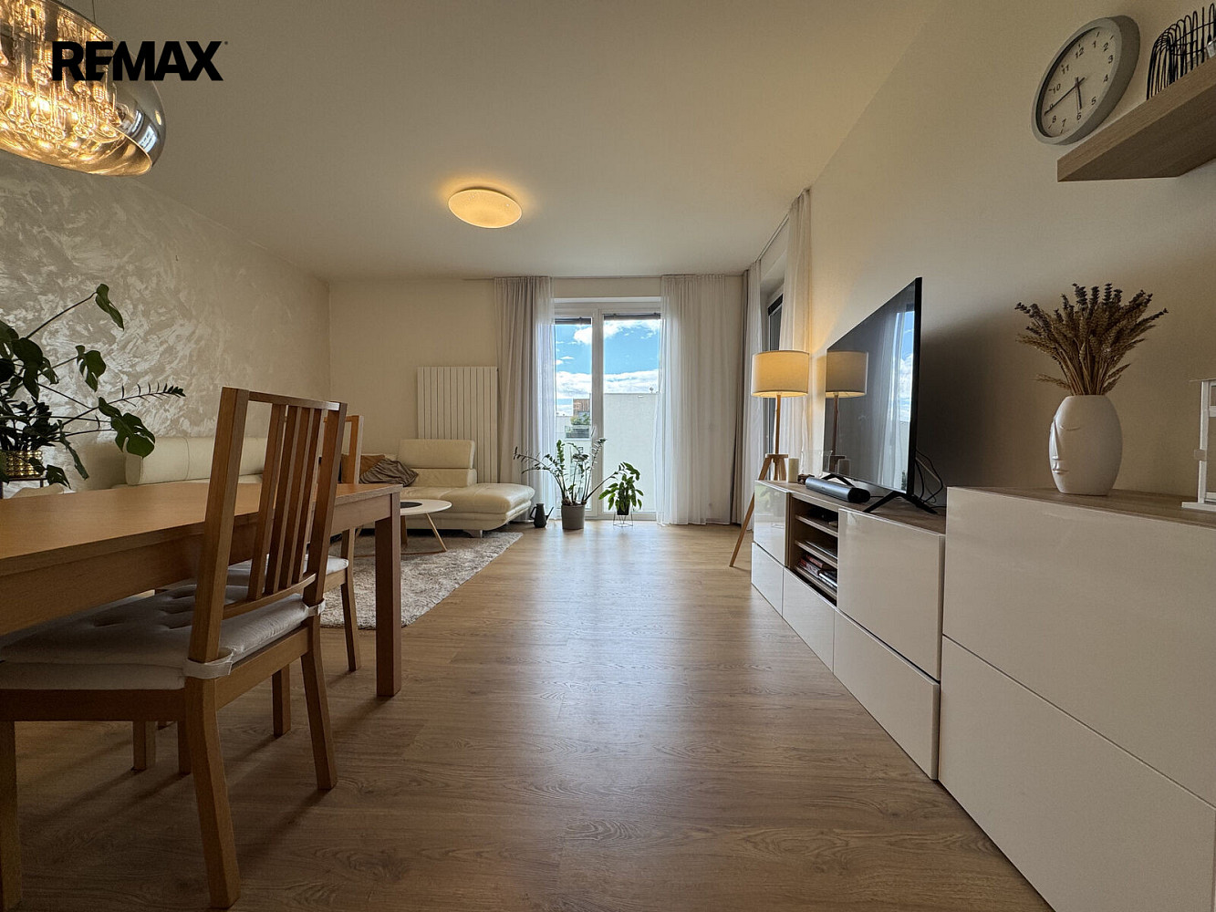 Pronájem bytu 2+kk 74 m² – fotografie 3