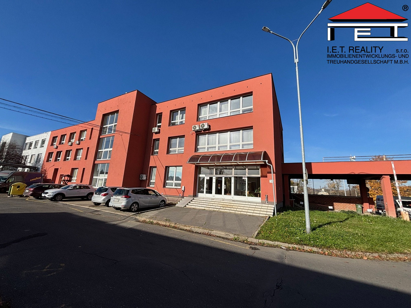 Pronájem obchodních prostor 992 m²