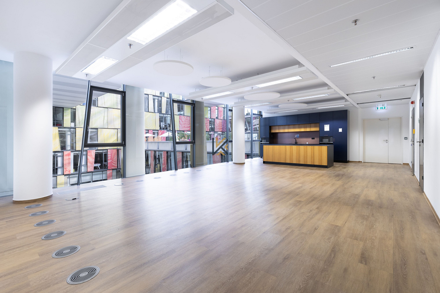 Pronájem kanceláře 886 m² – fotografie 3