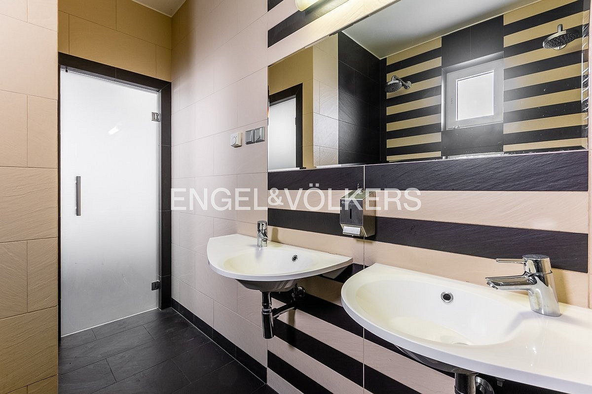 Pronájem kanceláře 184 m² – fotografie 3
