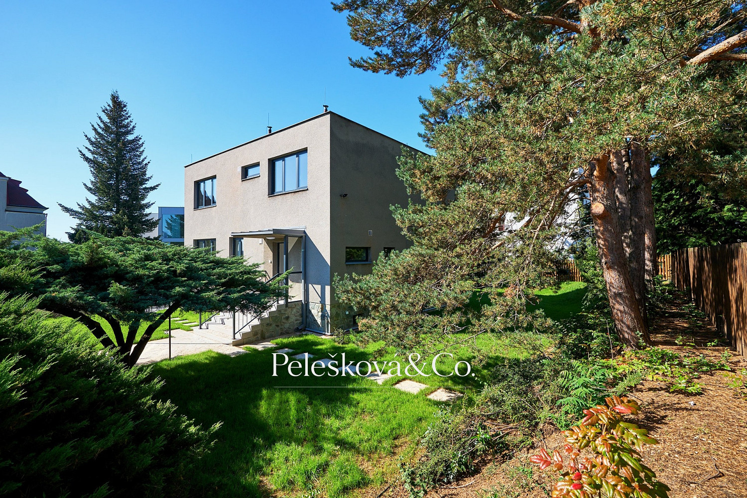 Pronájem domu 300 m² s pozemkem 475 m², Praha