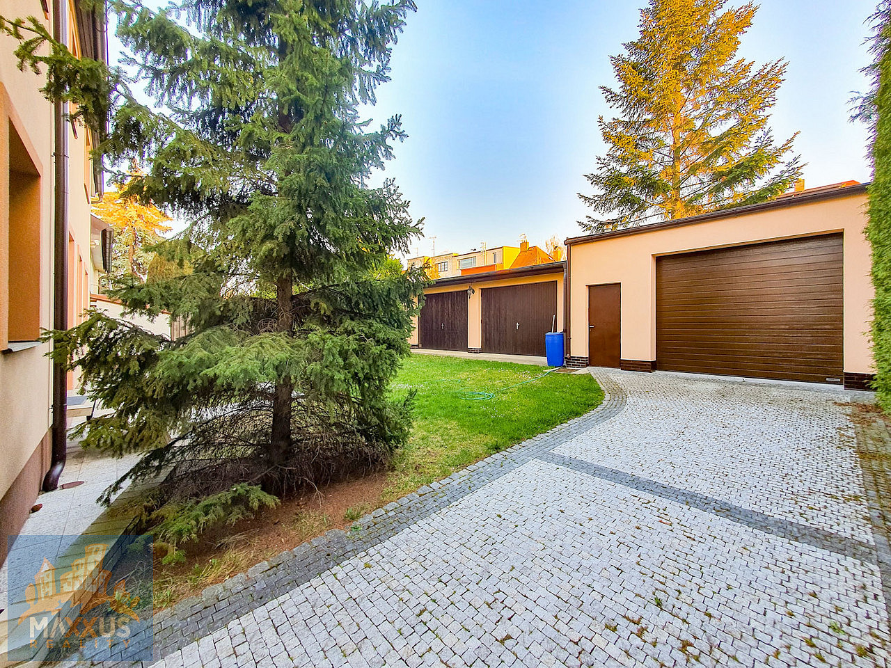 Pronájem domu 570 m² s pozemkem 483 m² – fotografie 3