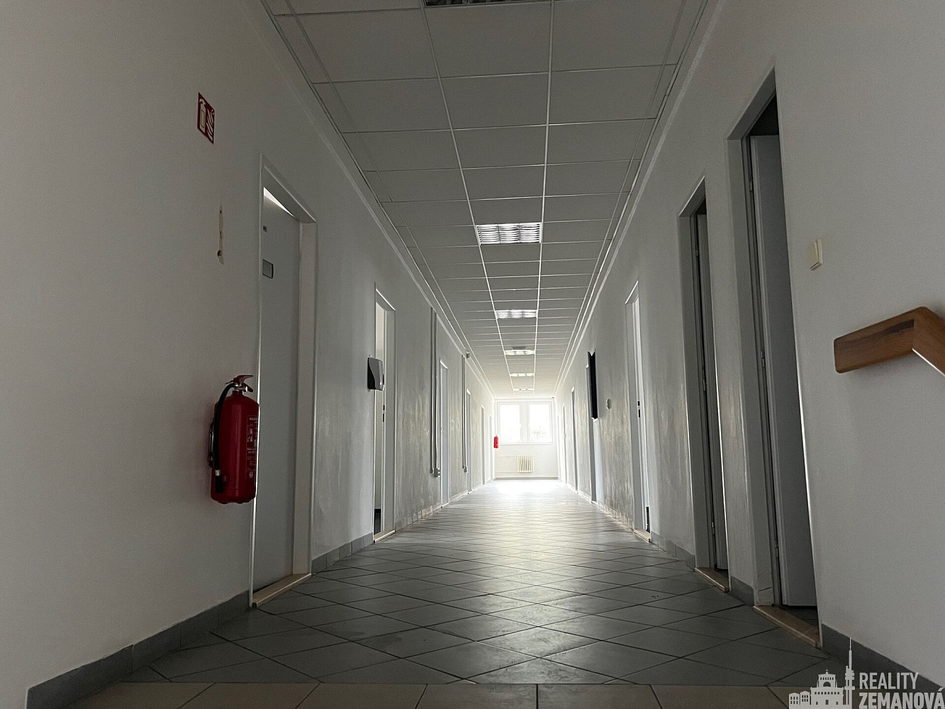 Pronájem kanceláře 347 m² – fotografie 5