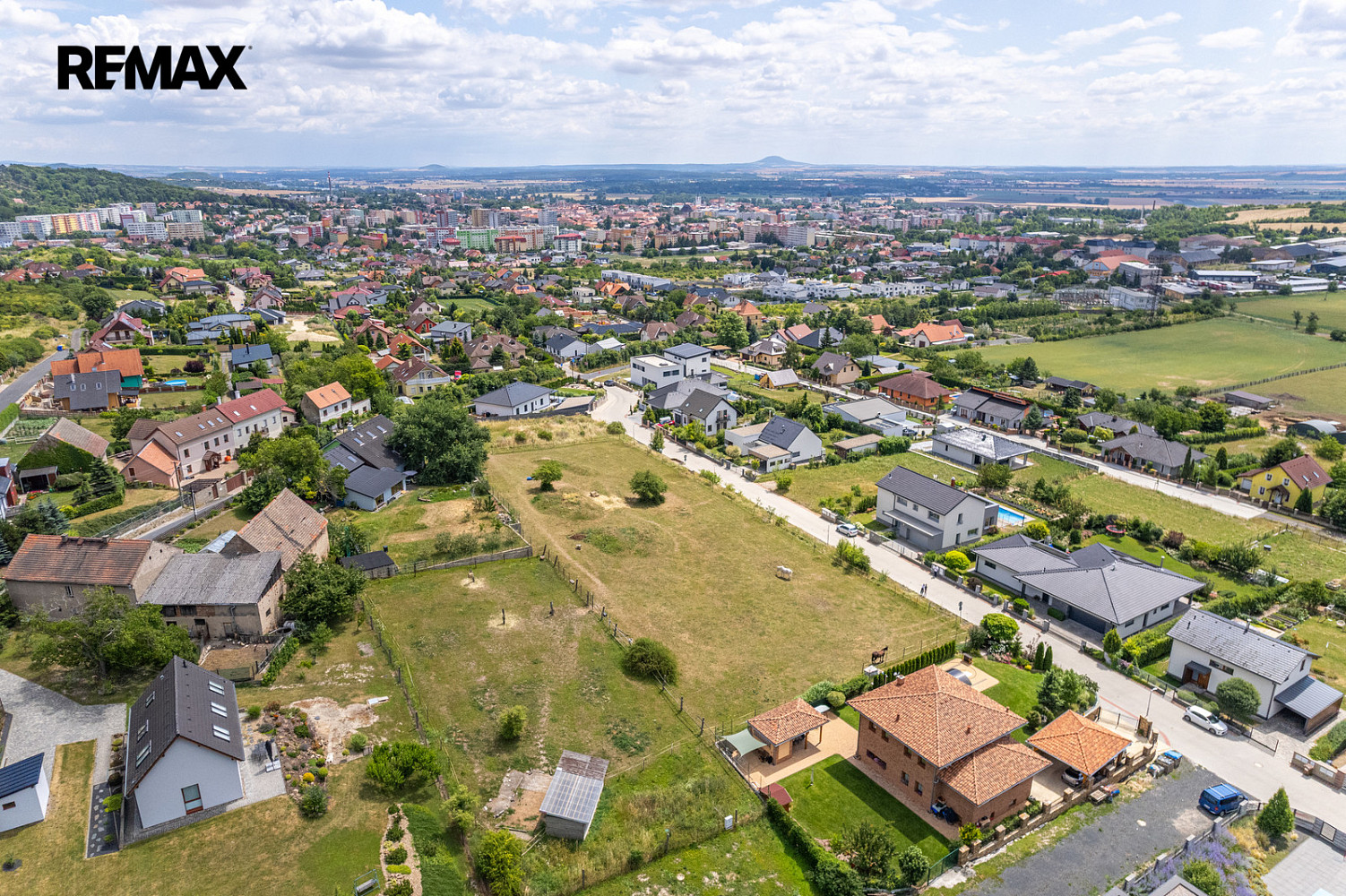 Prodej stavebního pozemku 1 042 m² – pohled 3
