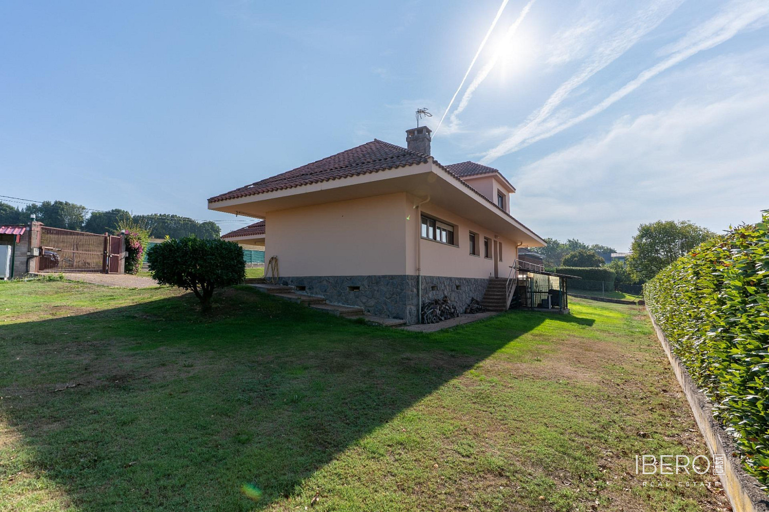 Prodej domu 250 m² s pozemkem 1 355 m² — photo 2