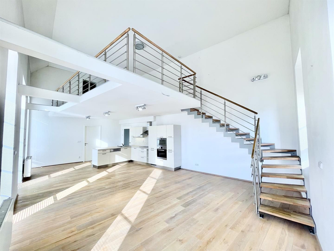 Pronájem bytu 4+kk 209 m² — photo 2