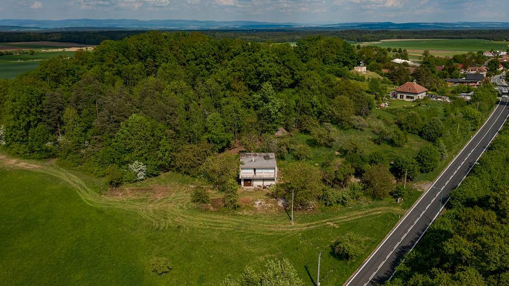 Prodej stavebního pozemku 1 652 m², Veliny