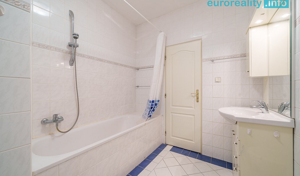 Prodej bytu 2+1 80 m², Karlovy Vary – náhled fotky 11