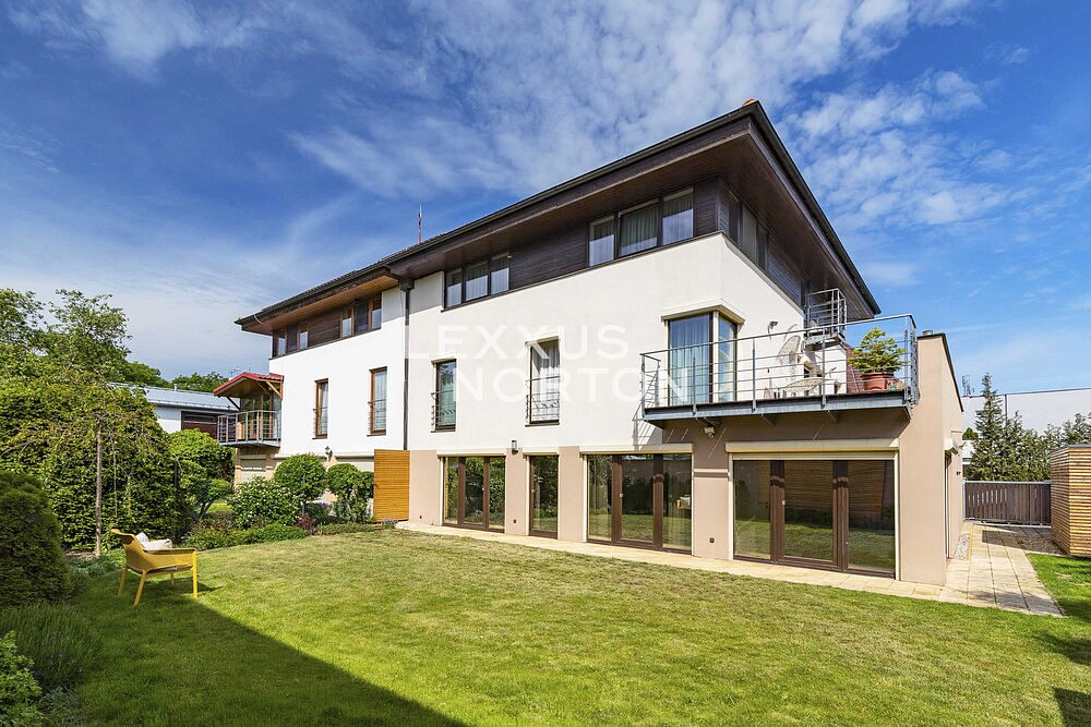 Prodej domu 322 m² s pozemkem 528 m², Praha