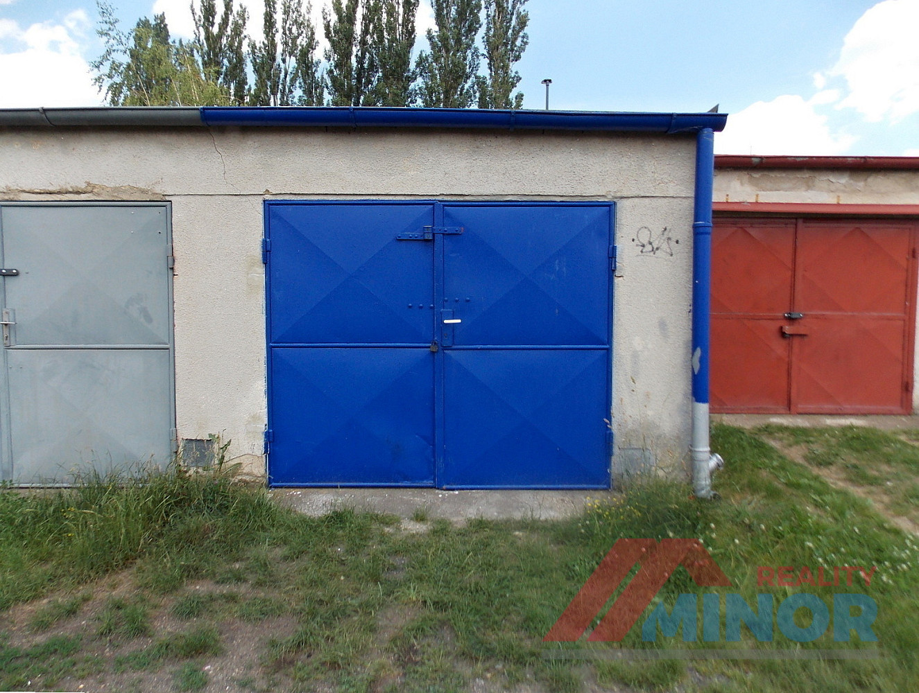 Pronájem garáže, 20 m2, elektřina k dispozici, výborný stav, ul. u stadionu, slaný