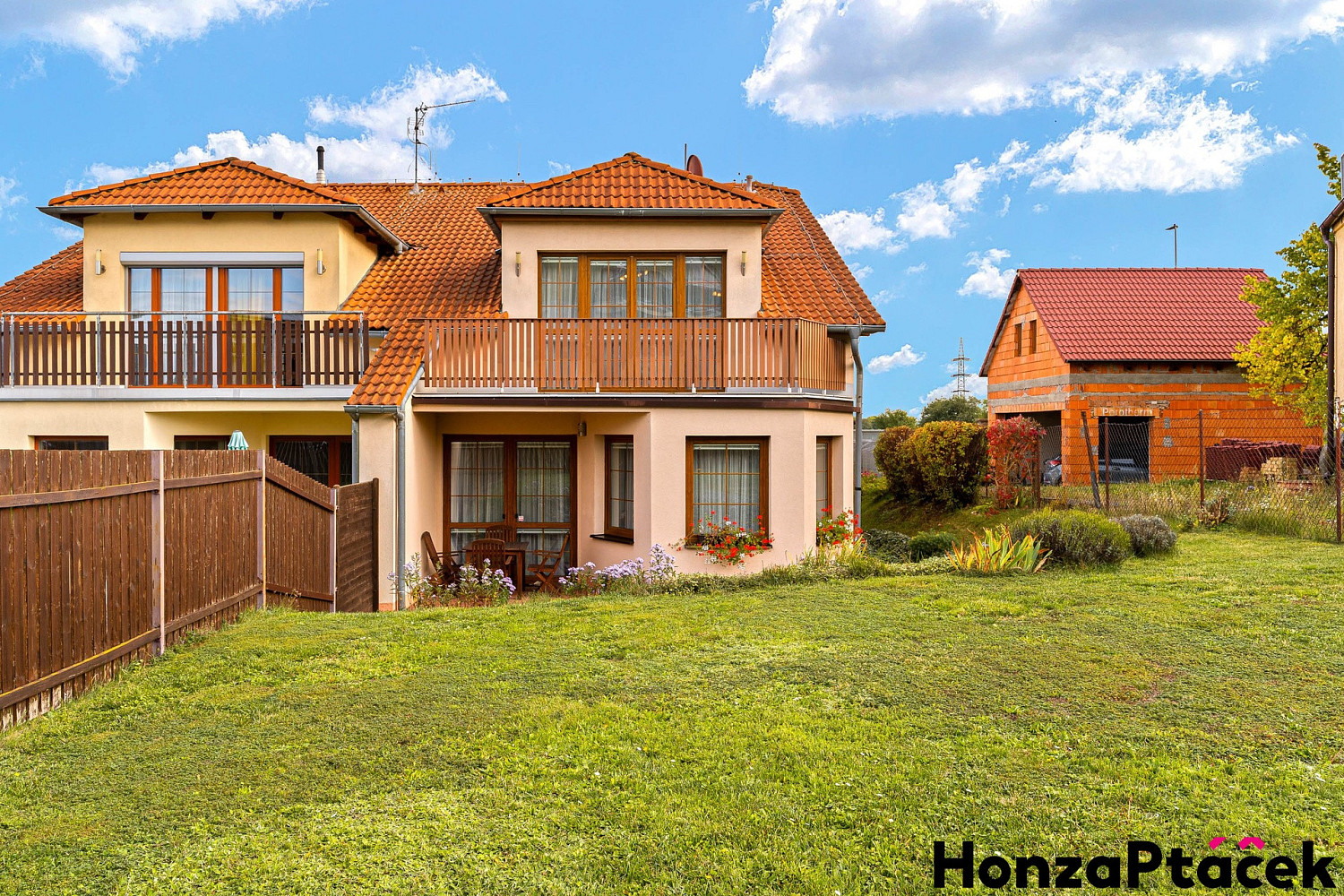 Prodej domu 187 m² s pozemkem 422 m² – pohled 2