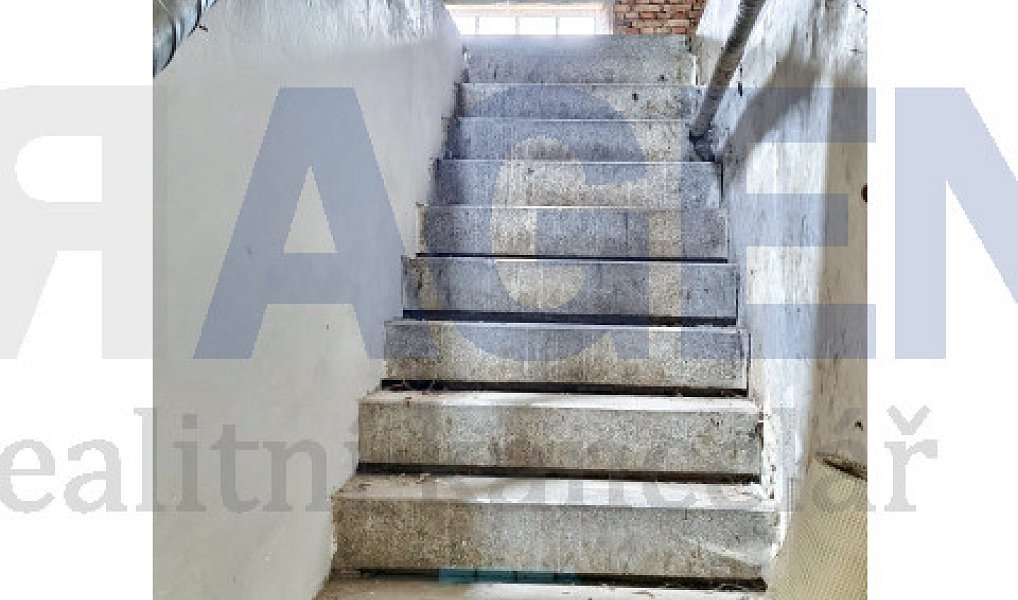 Prodej domu 415 m² s pozemkem 981 m², Semanín – náhled fotky 16