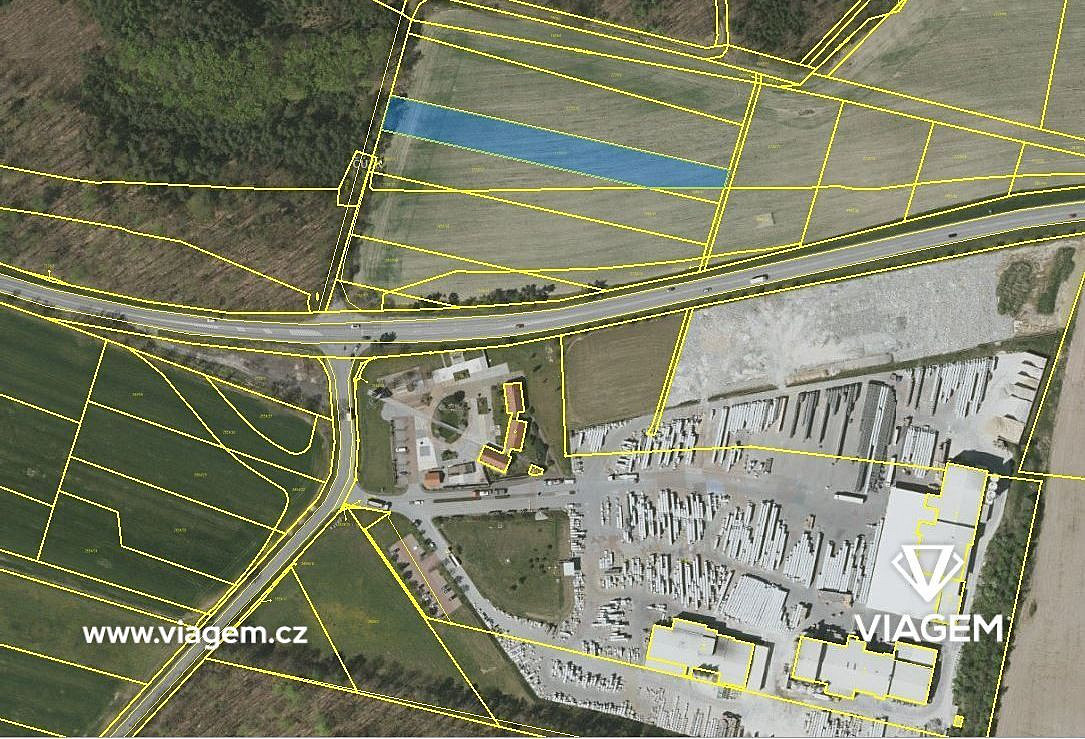 Pole 3 647 m², Podíl 44 % o výměře 1 596 m² – pohled 3