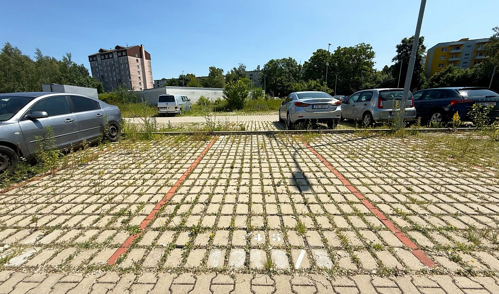 Prodej venkovního parkovacího stání v klidné části Milovic, Milovice – fotka 1 z 4