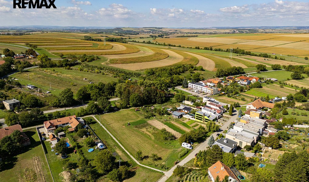 Prodej stavebního pozemku 2 330 m², Milešovice – náhled fotky 13